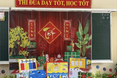 Thầy và trò nhà trường vinh dự được nhận 5 chiếc ghế đá do người con quê hương Thôn Trung Chính tặng!